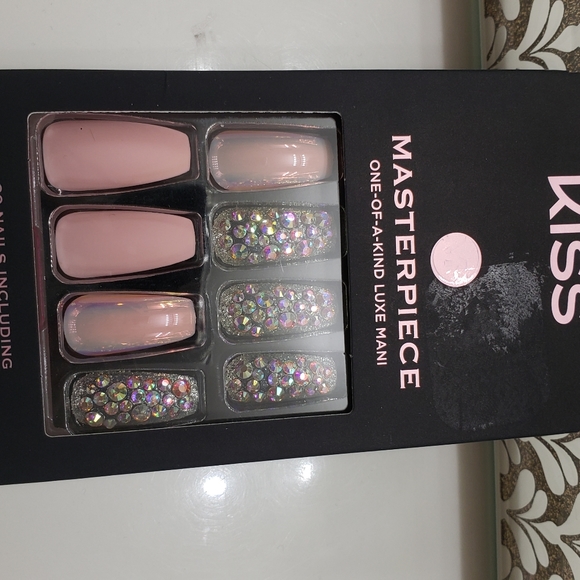 KISS Masterpiece luxe nails - Picture 3 of 4